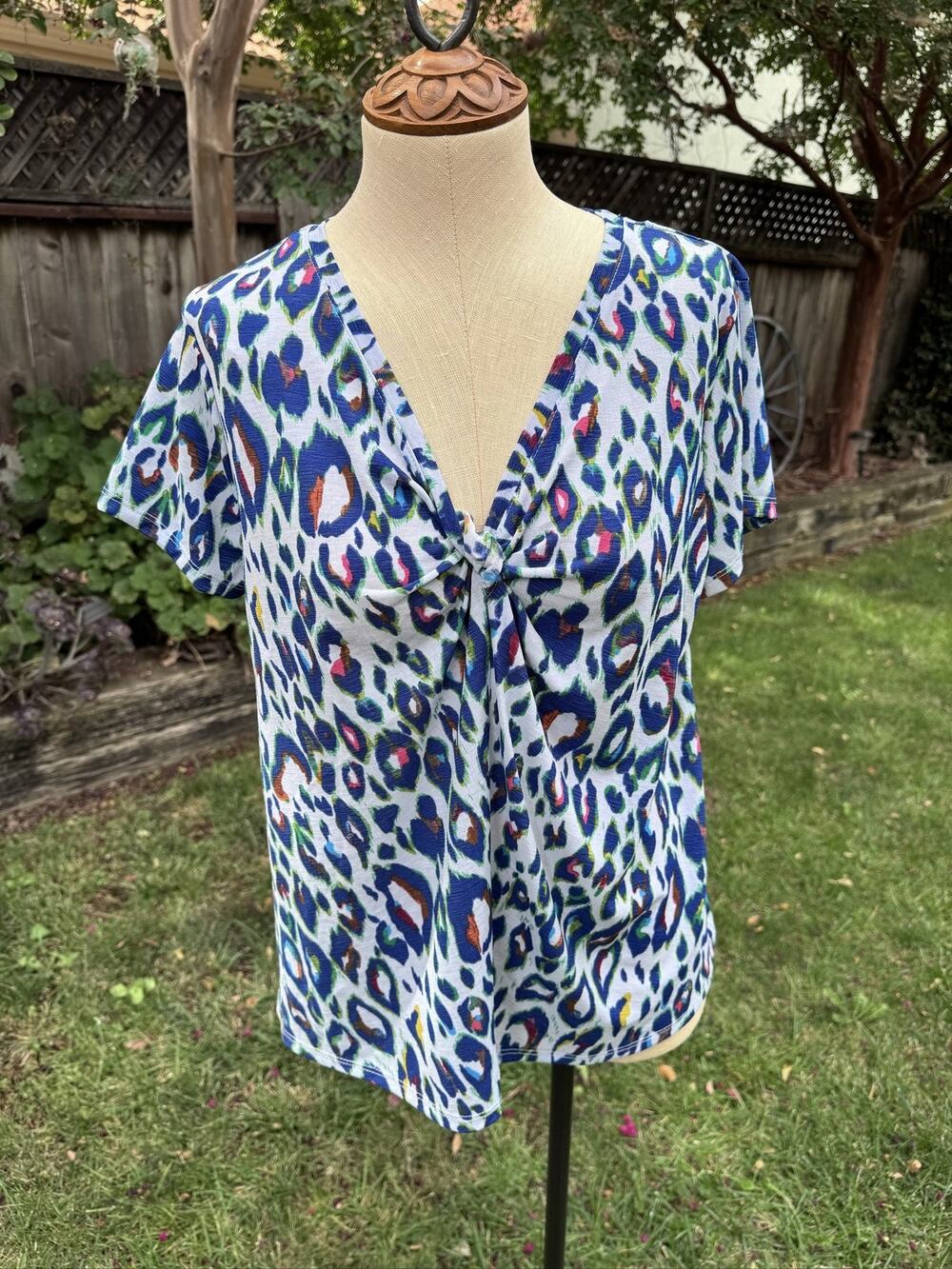 Nine West Women’s L Short Sleeve Top V-Neck Animal Print Stretch Knit Button